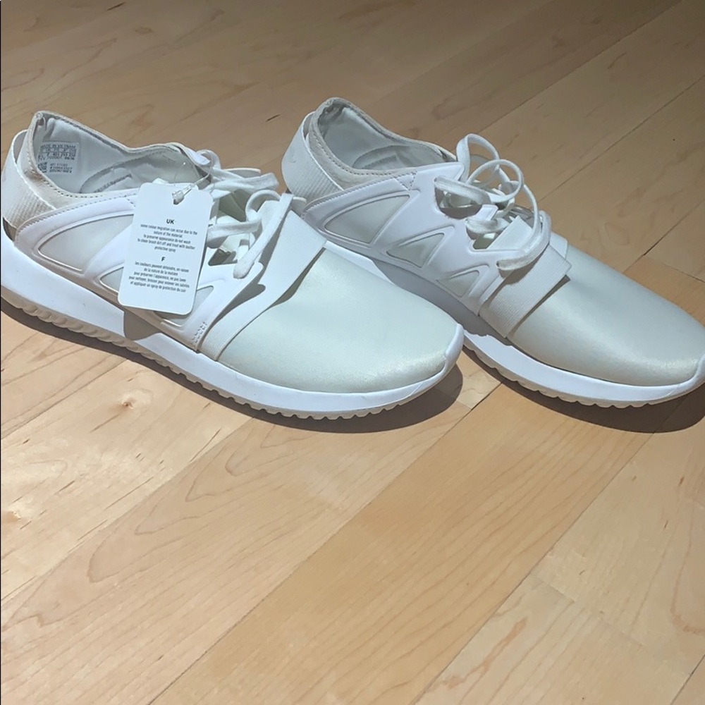 Adidas tennis shoes- never worn, tags on!